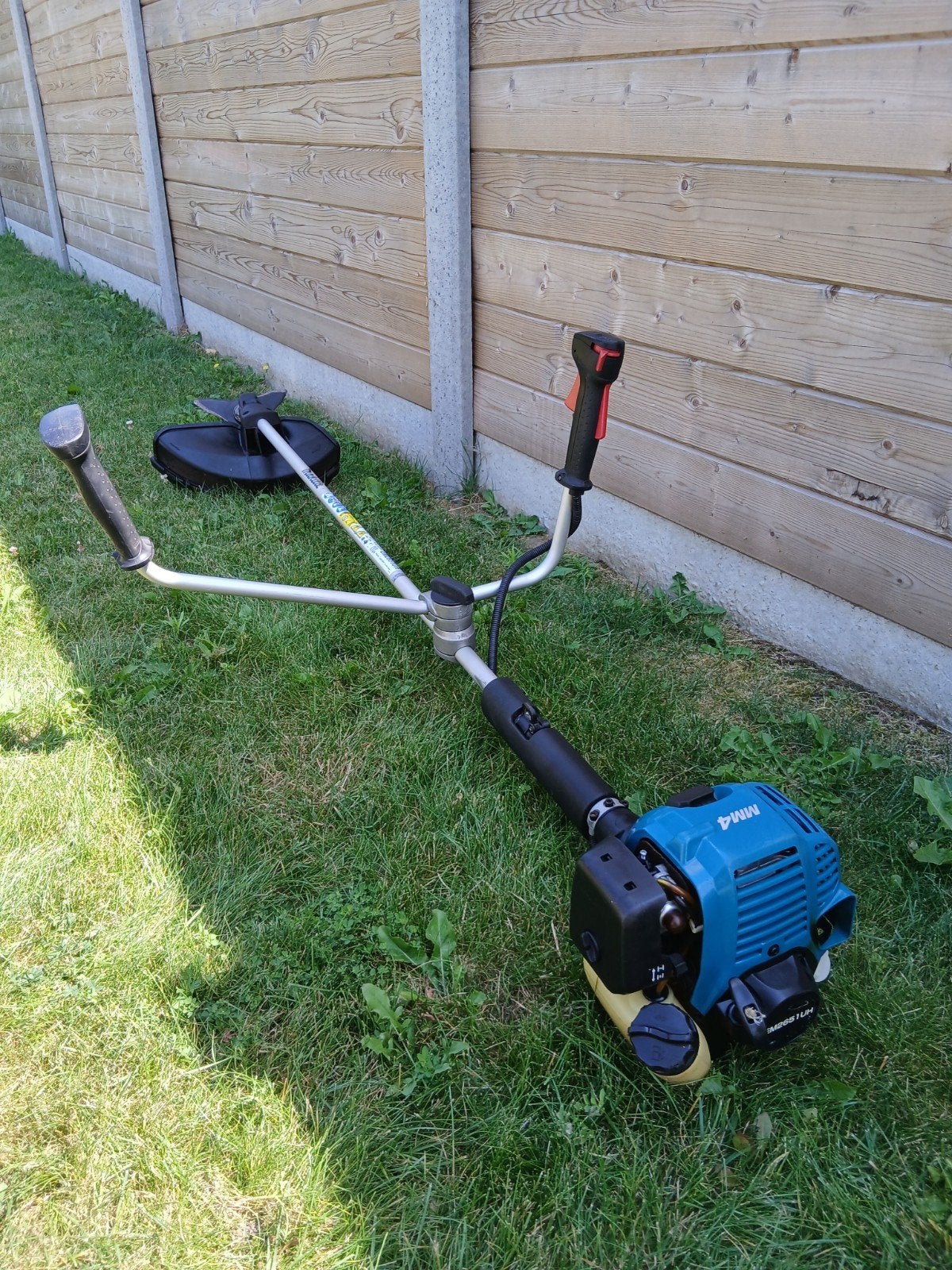 Makita EM2651UH 4-takt bosmaaier inclusief harnas, Ophalen, Benzine, Zo goed als nieuw, Makita