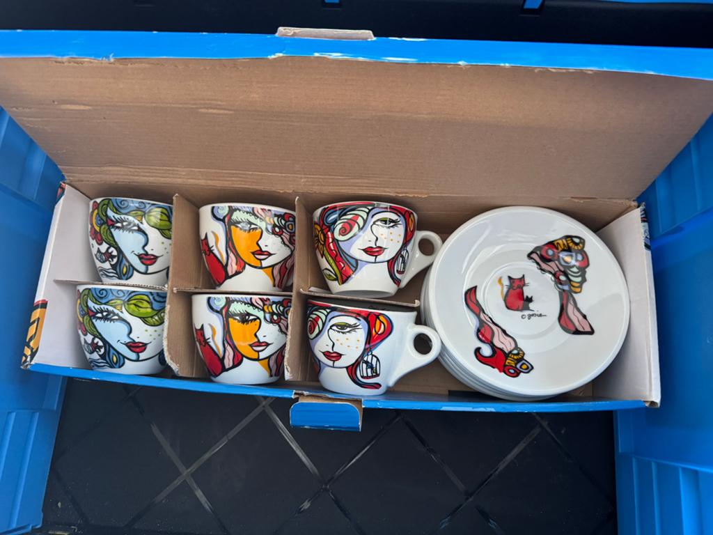6 koffietassen + schoteltjes Josien Broeren, Ophalen, Zo goed als nieuw