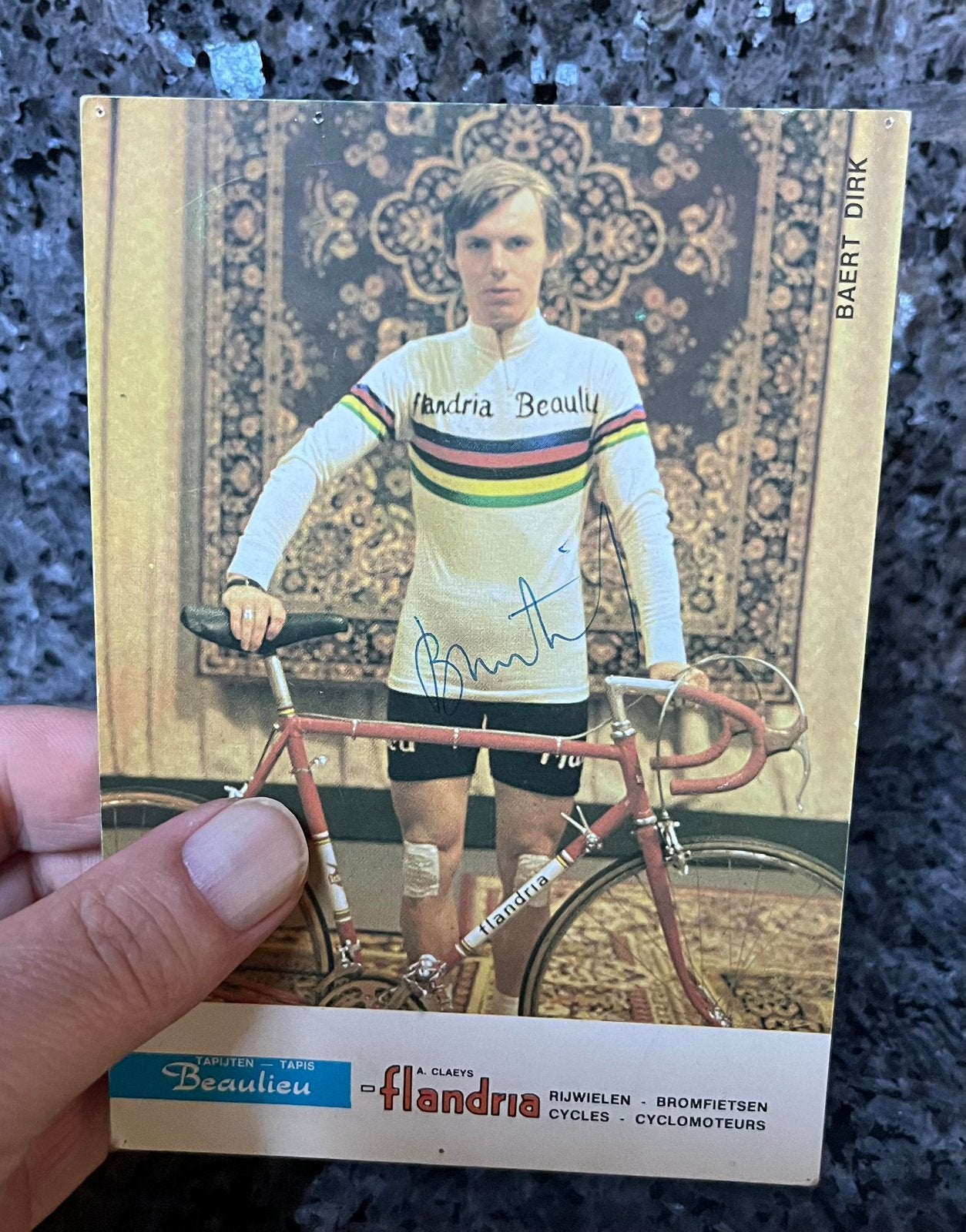 Le cycliste Dirk Baert, champion du monde en Flandrie, Enlèvement, Comme neuf