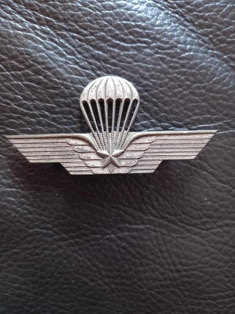 metalen insigne  Italiaans parachutistenbrevet, Ophalen, Gebruikt, Speldje of Pin
