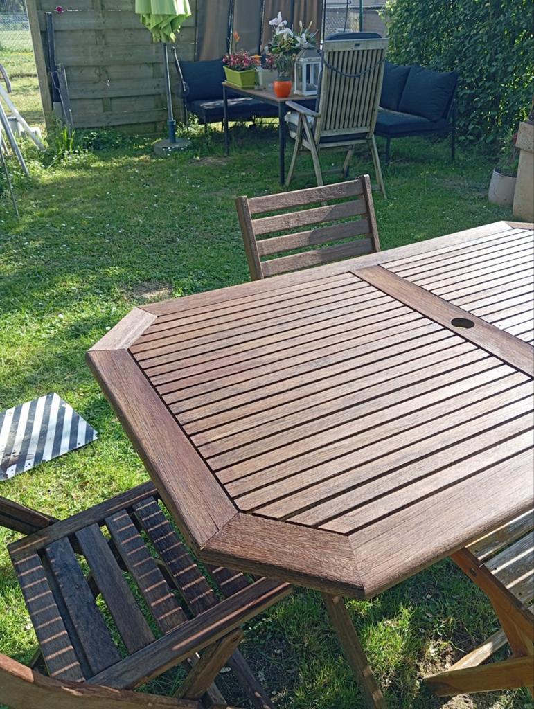 Table en teck massif avec trou parasol et 4 chaises.