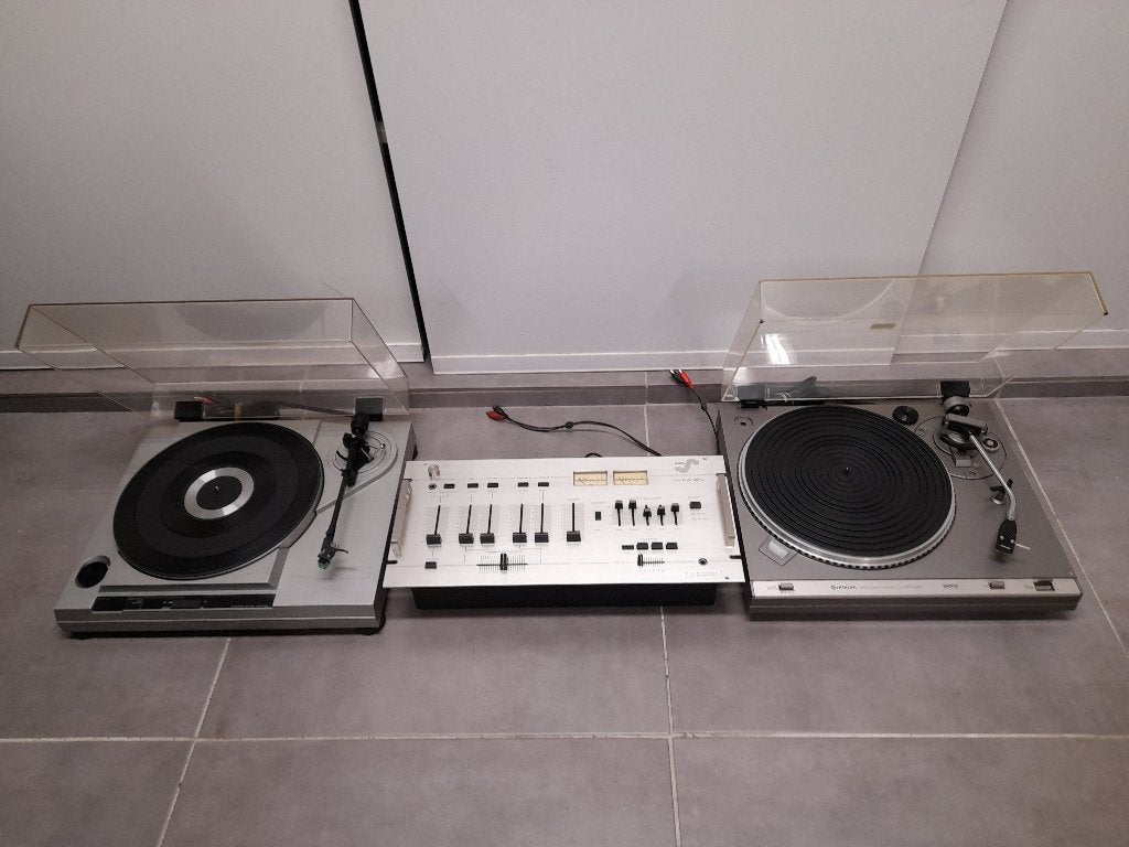 2 platenspelers+mengpaneel voor 300€ te beluisteren, Ophalen of Verzenden, Zo goed als nieuw, Platenspeler