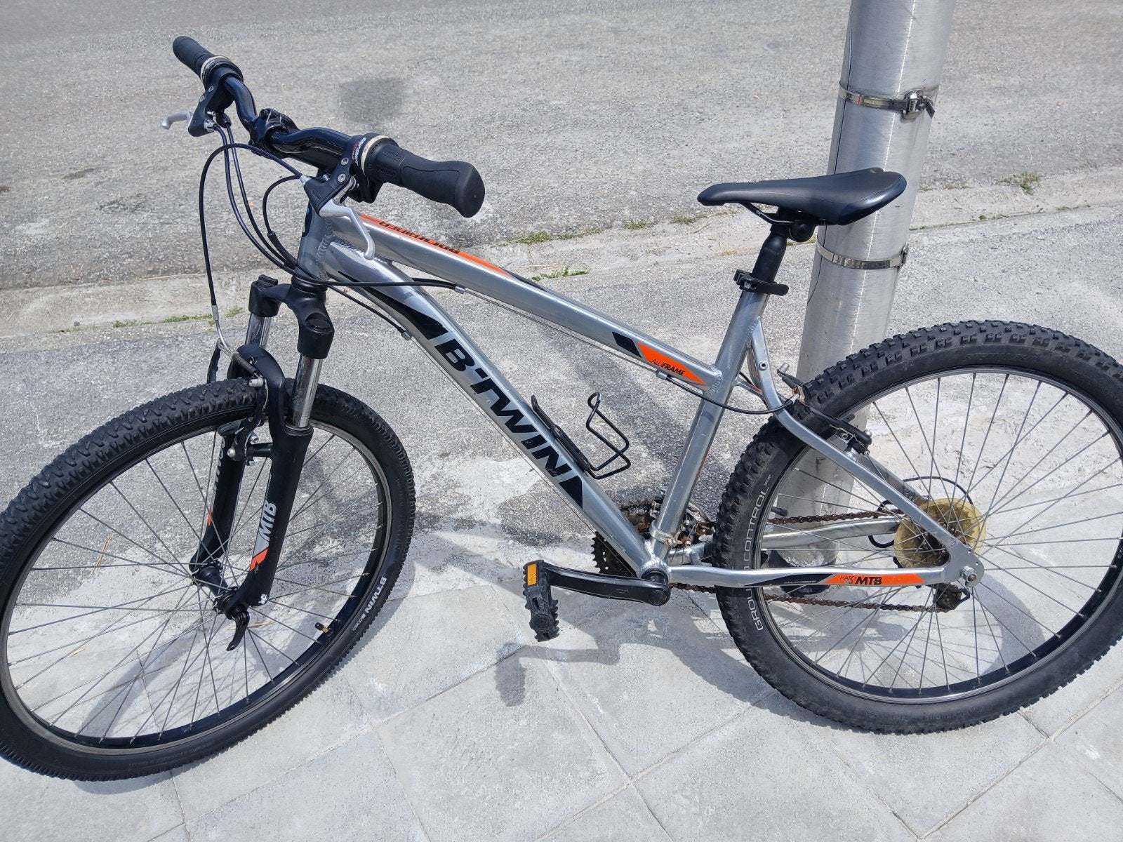 A vendre vélo vtt decathlon b twin 26 pouces bon état