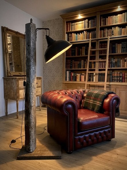 Vintage fabriek lamp op oude eiken balk, Ophalen