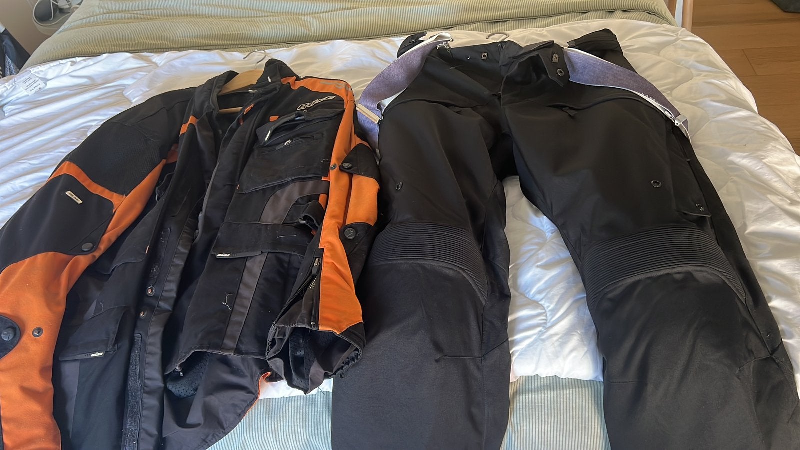 Moto vest + broek, Ophalen, Gedragen