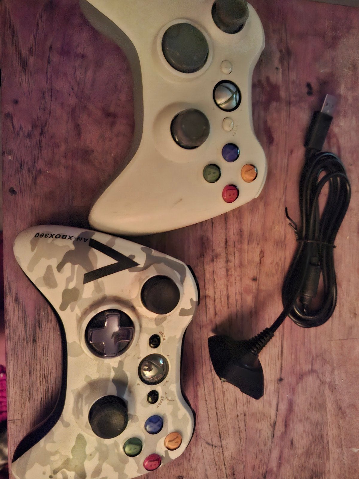 2 X-BOX 360 controllers 1 white , 1 Special assassins creed, Overige genres, 2 spelers, Ophalen of Verzenden, Zo goed als nieuw