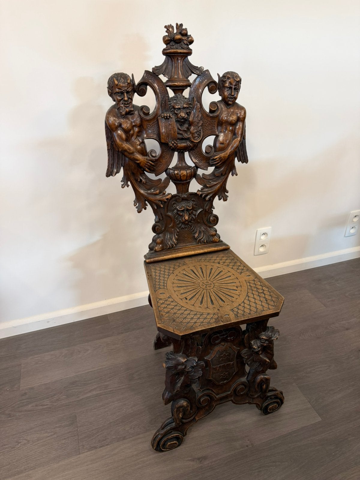Antieke decoratieve houten stoel – rijk houtsnijwerk, Antiek en Kunst, Ophalen
