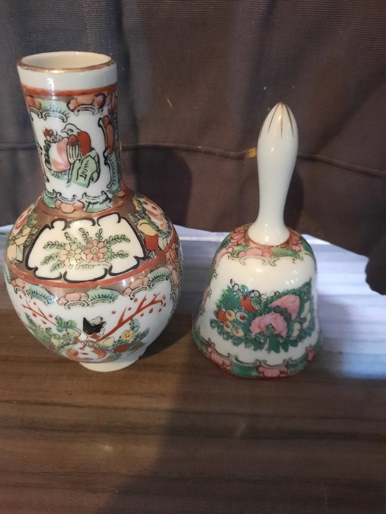 Een kleine  chinese vaasje  met tafel beld, Ophalen
