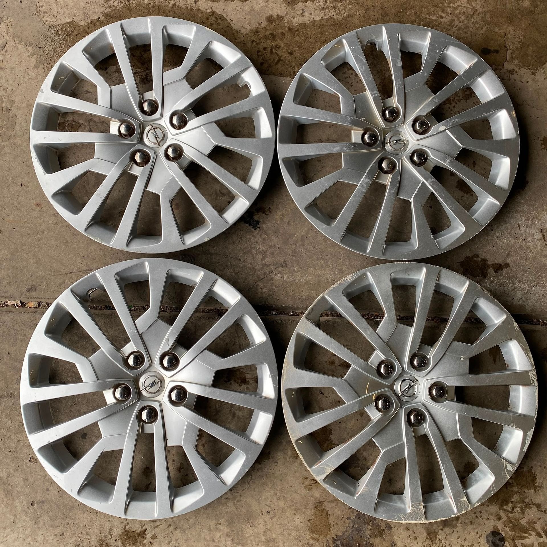 Wieldoppen Opel Vivaro 9833693377 Set 17 inch 9833696877, Gebruikt, -, -, Ophalen of Verzenden