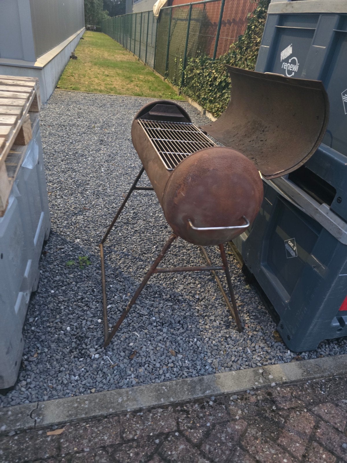 bbq van ijzeren gasfles met inox rooster, Tuin en Terras, Houtskoolbarbecues, Ophalen