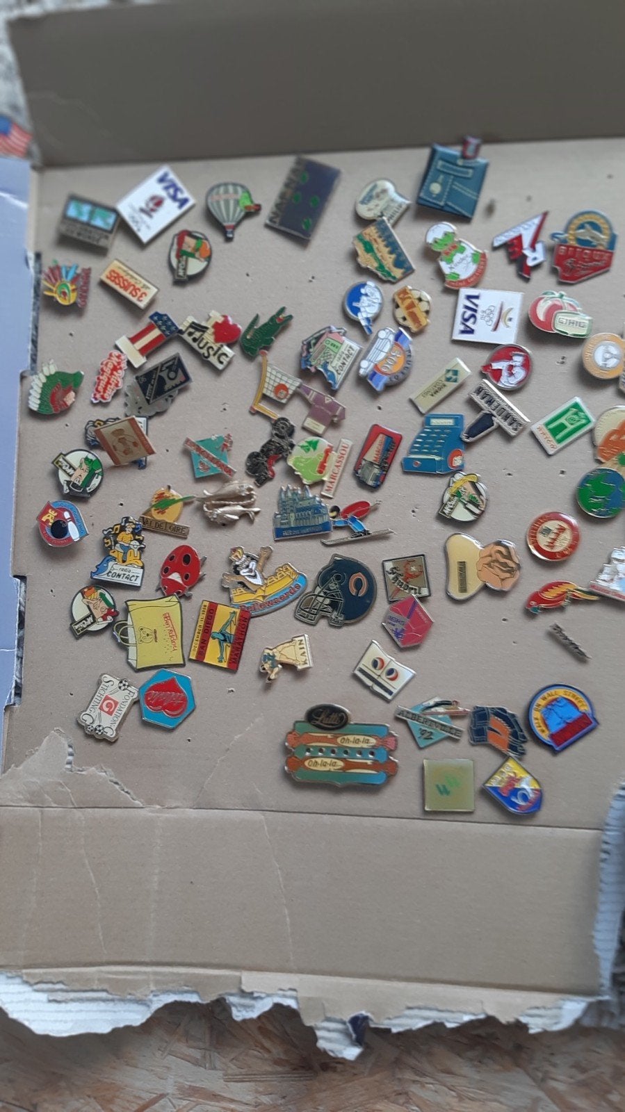 pins 690 pièces, Verzamelen, Speldjes, Pins en Buttons, Ophalen of Verzenden
