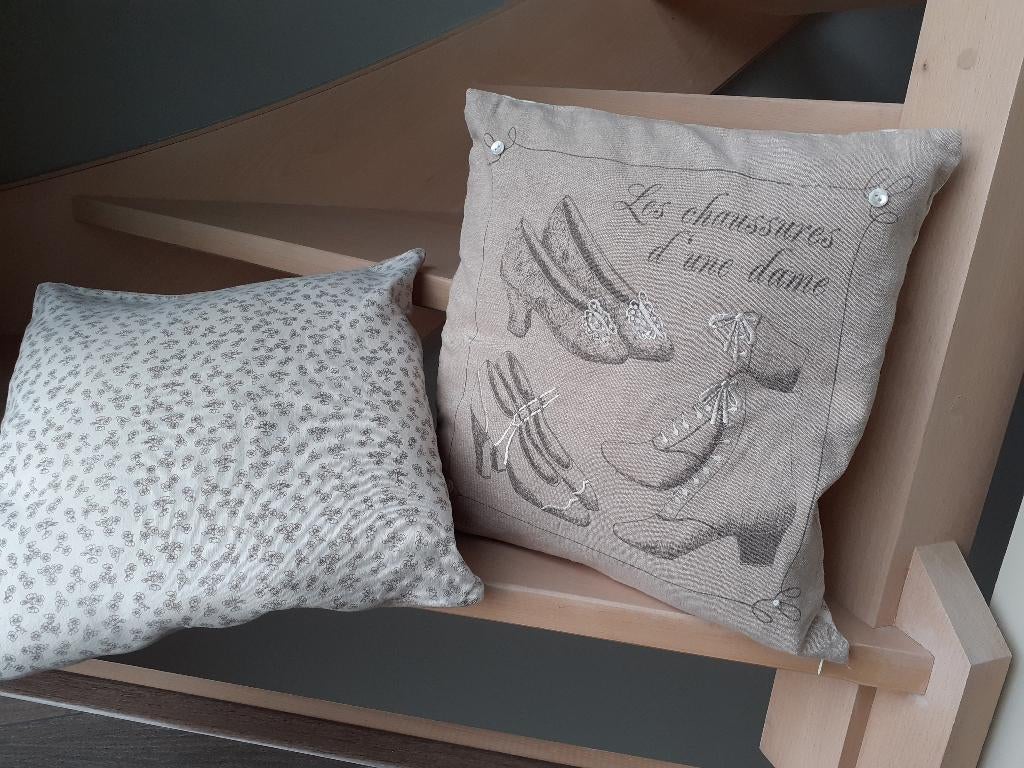 2 gevulde sierkussens - Clayre & Eef (40x40 cm), Huis en Inrichting, Ophalen of Verzenden, Zo goed als nieuw, Beige, Vierkant