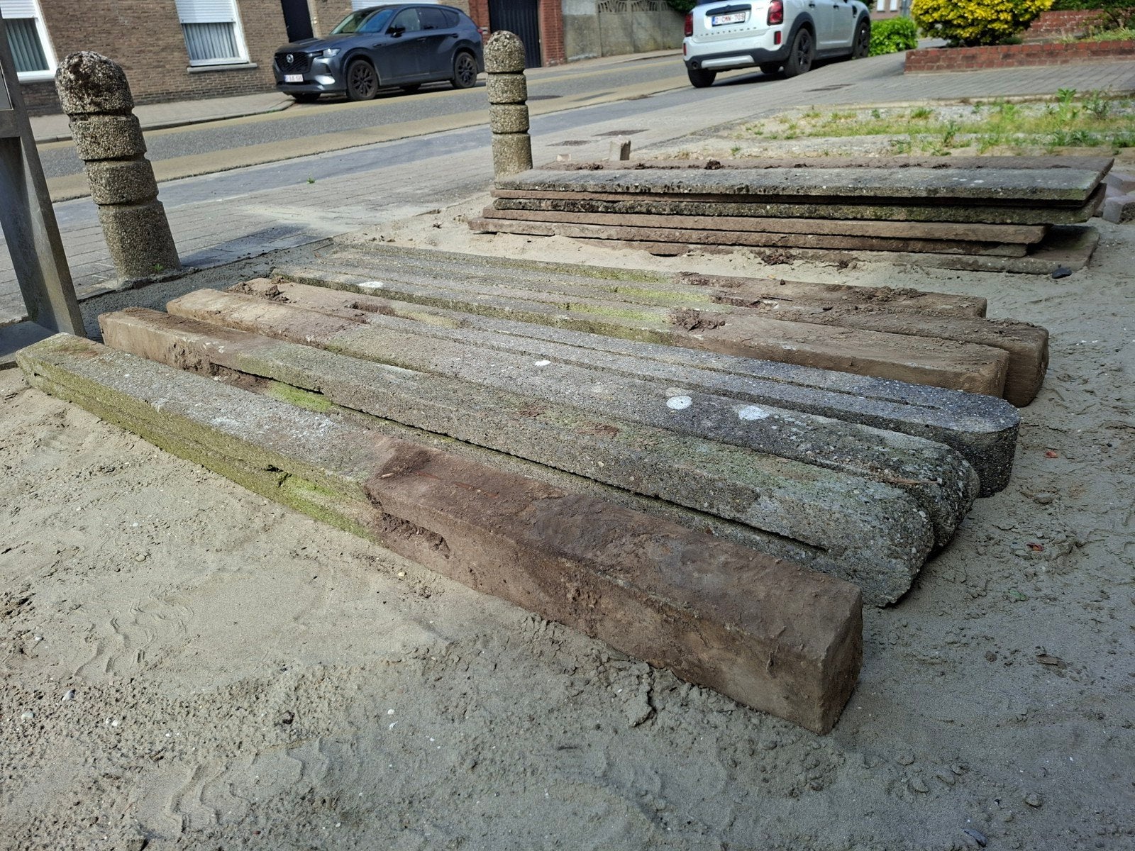 Gratis betonplaten en betonpalen, Ophalen