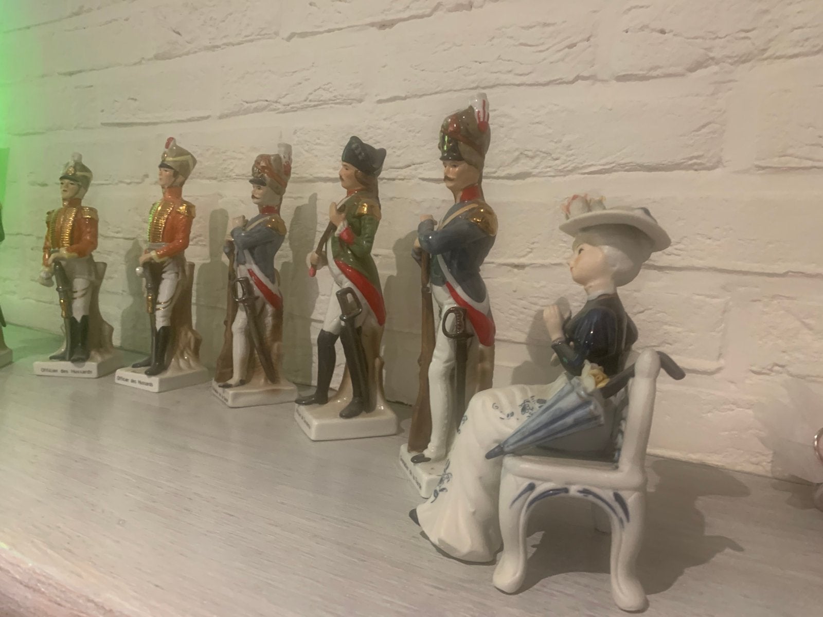 Soldats en porcelaine, Enlèvement