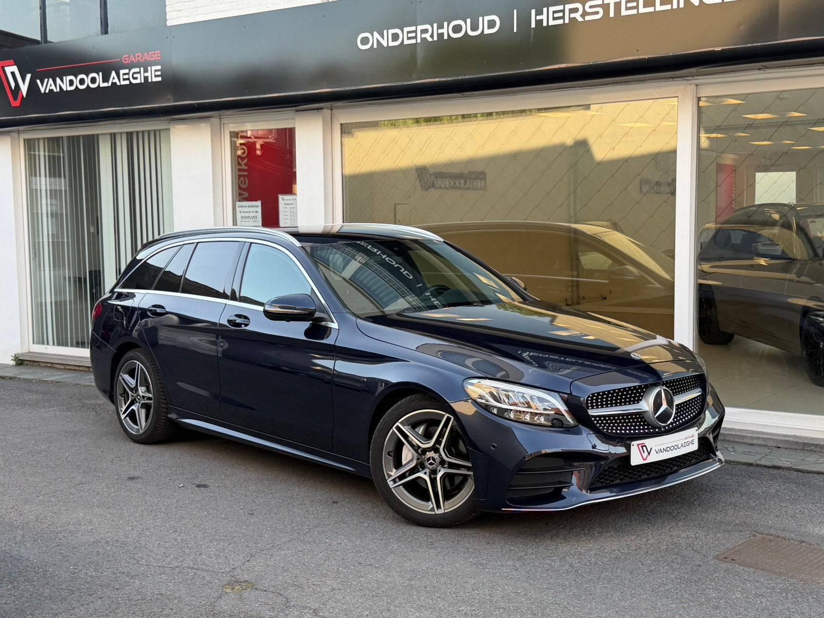 Mercedes-Benz C 180 AMG - Camera - LED - Zetelverwarming, Automaat, 4 cilinders, Blauw, 1595 cc