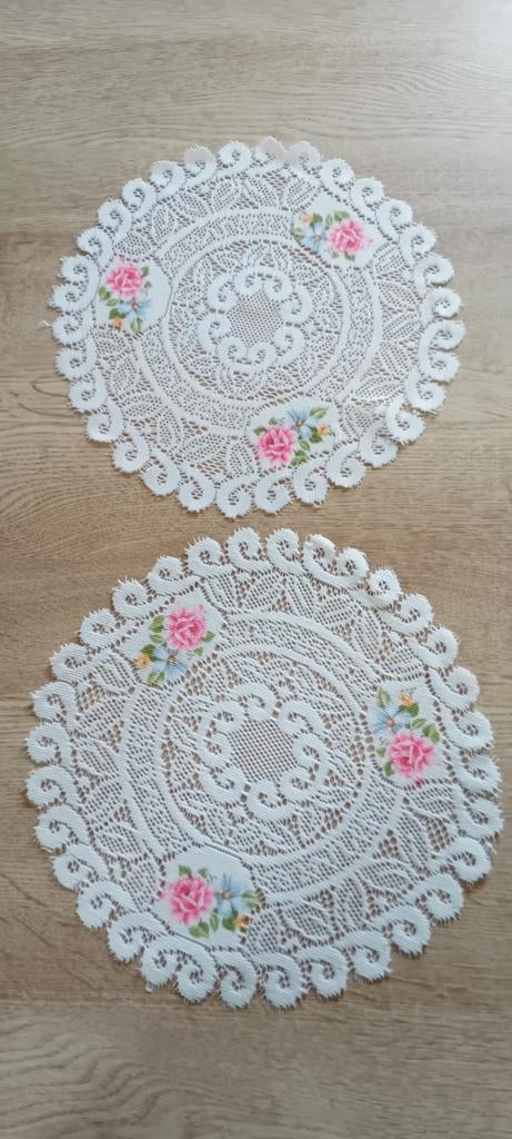 2 napperons brodés motifs fleurs roses et bleues, Maison & Meubles, Nappes, Neuf, Autour de, Enlèvement ou Envoi
