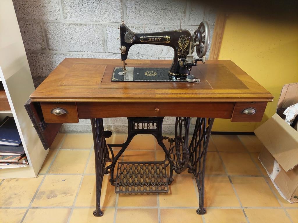 Ancienne machine à  coudre Bury