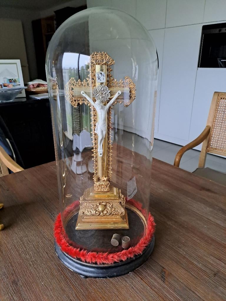 Kruisbeeld onder stolp, Enlèvement