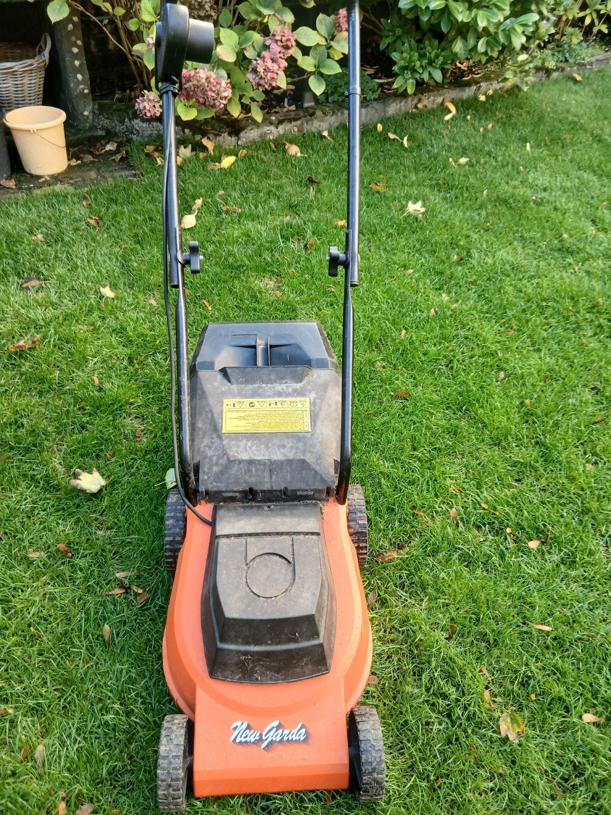 Electrisch grasmachine, rood, Ophalen, Cirkelmaaier, Elektrische grasmaaier, Elektrische starter