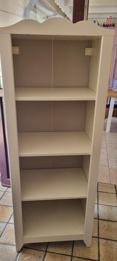 Boekenrek kinderkamer, Enlèvement