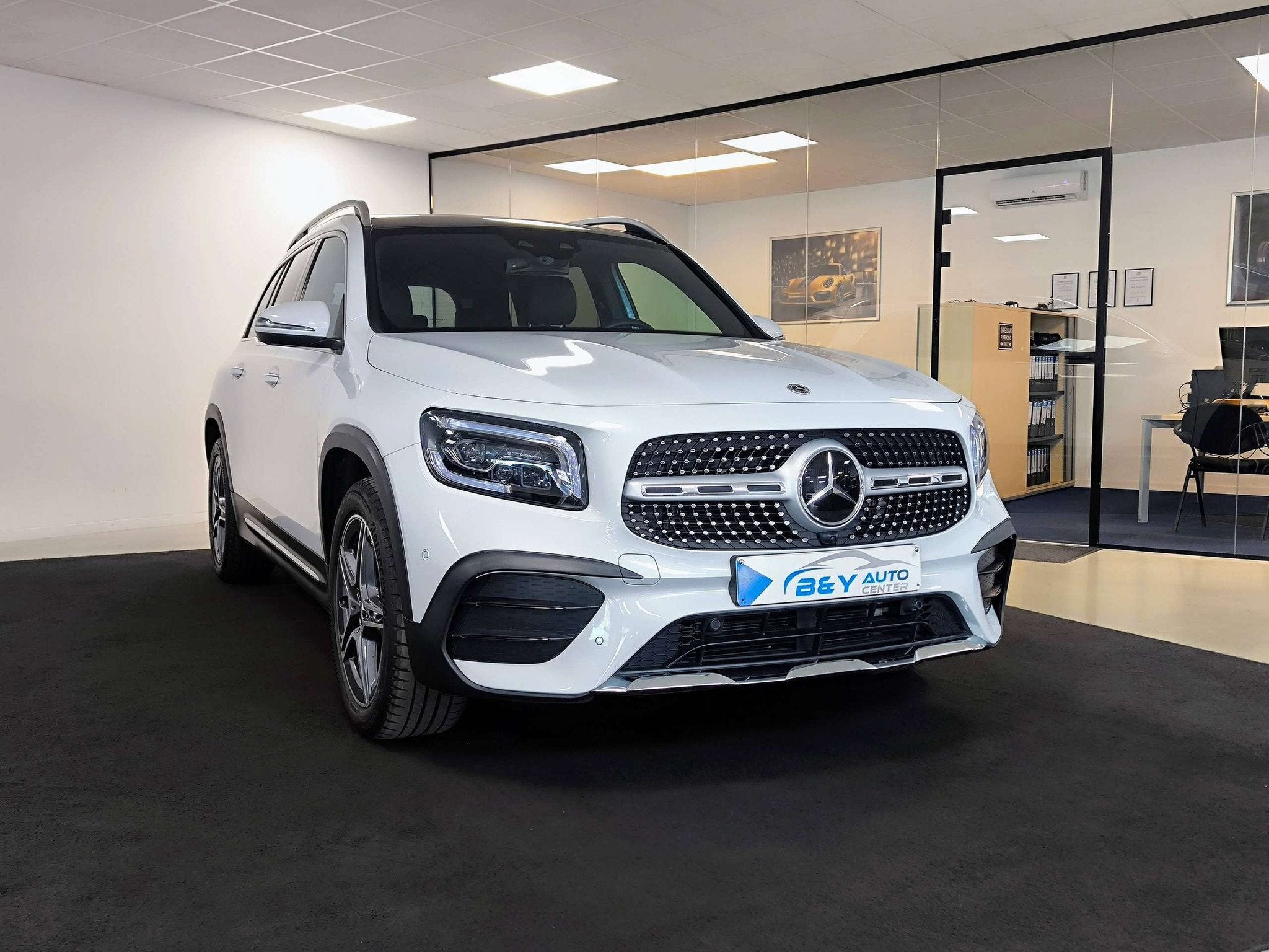 Mercedes-Benz GLB 250 AMG Line / Sport Edit. Pano / 8G-DCT, Auto's, Mercedes-Benz, Gebruikt, Euro 6, 4 cilinders, Wit