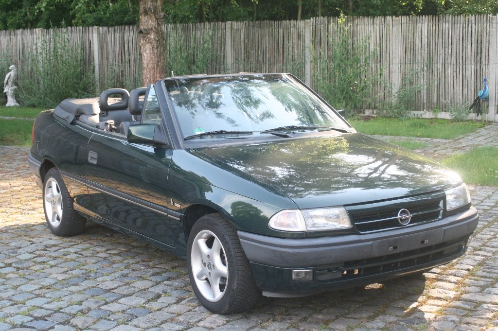 Opel Astra F cabrio 1.6i *1994* 87d km * automatic* gekeurd, Auto's, Parkeersensor, Zwart, Cabriolet, 1600 cc