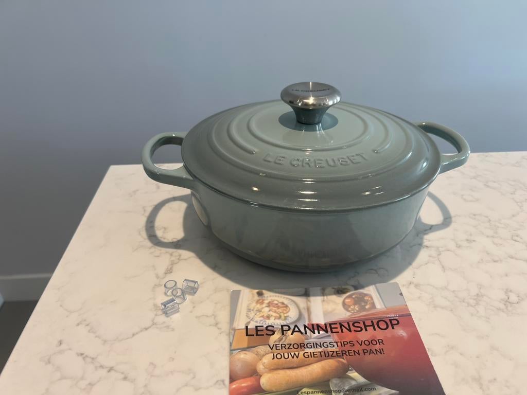 Lage braadpan van Le Creuset, 24 cm Sea Salt, Huis en Inrichting, Gebruikt, Gietijzer, Ophalen of Verzenden, Keramische plaat