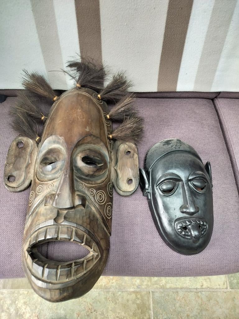 Maskers, in hout en steen, Ophalen of Verzenden