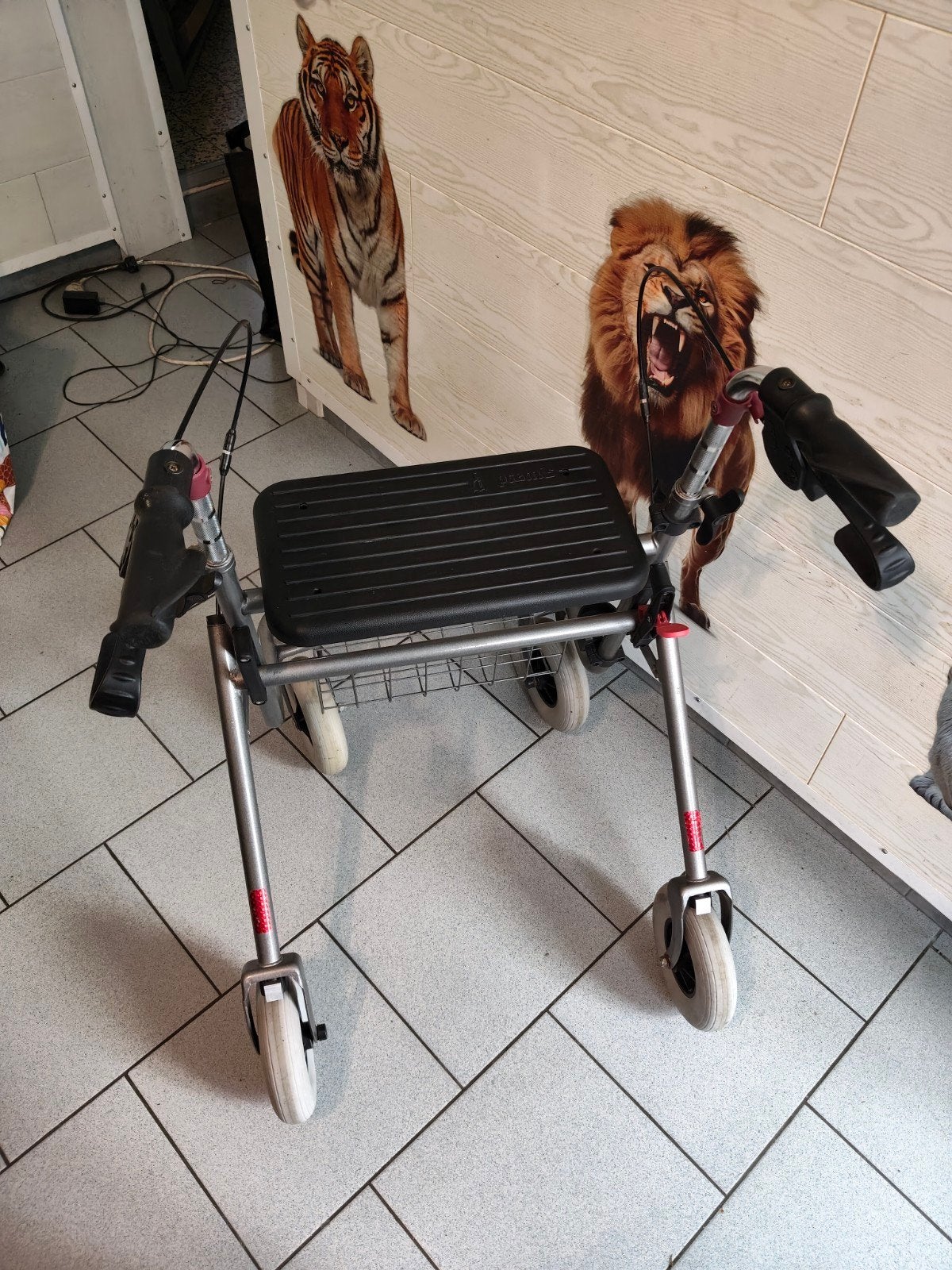 Tribune déambulateur 4 roues,freins, assise et panier, Enlèvement, Pliable
