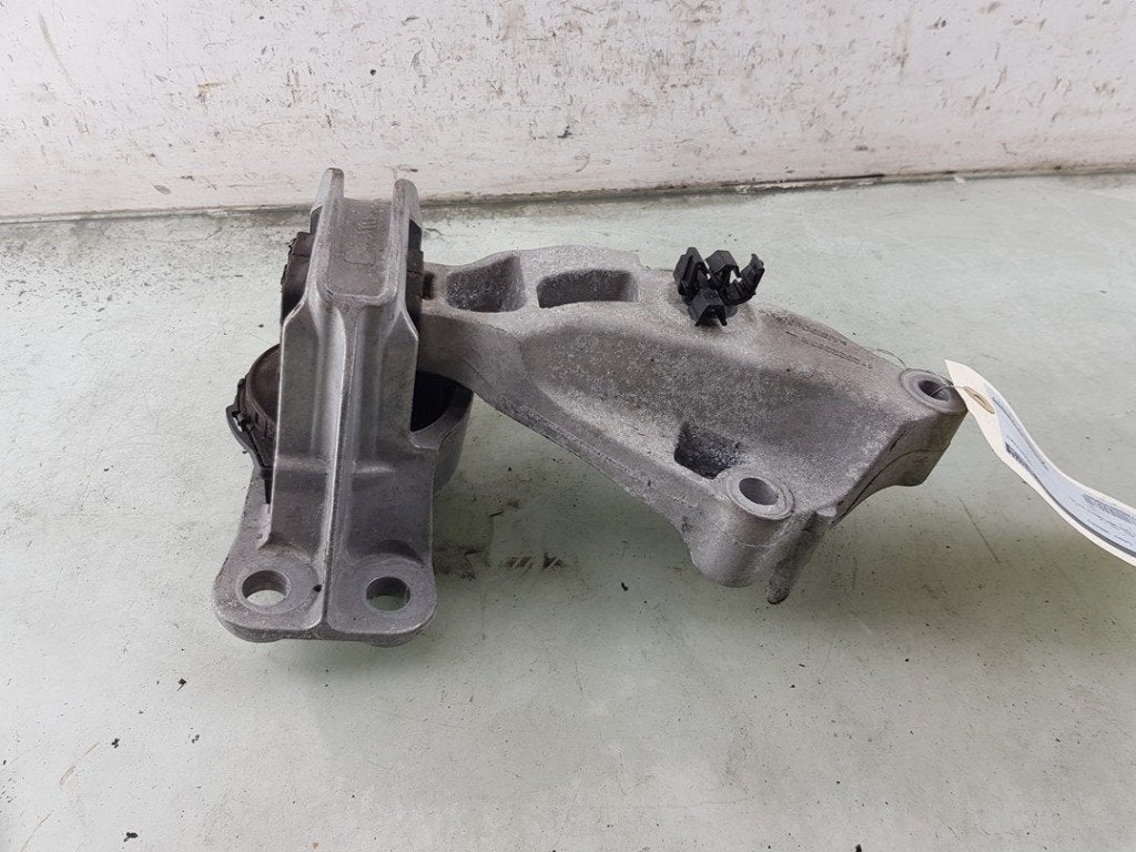 MOTORSTEUN Duster (SR) (|112322283R|112105088R|112106406R|), Gebruikt, Dacia
