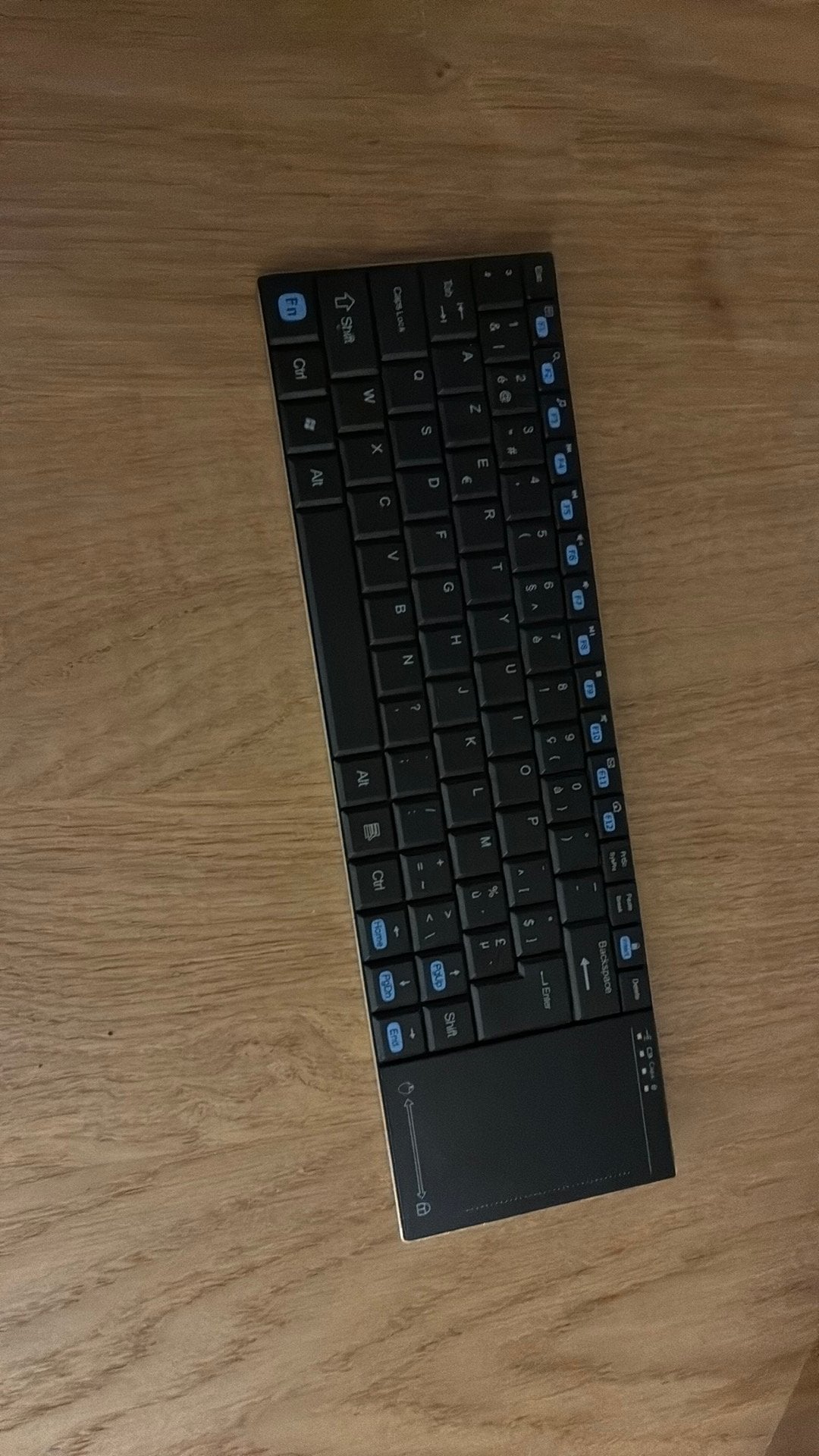 Handig Keyboard met bluetooth, Computers en Software, Toetsenborden, Ophalen, Zo goed als nieuw