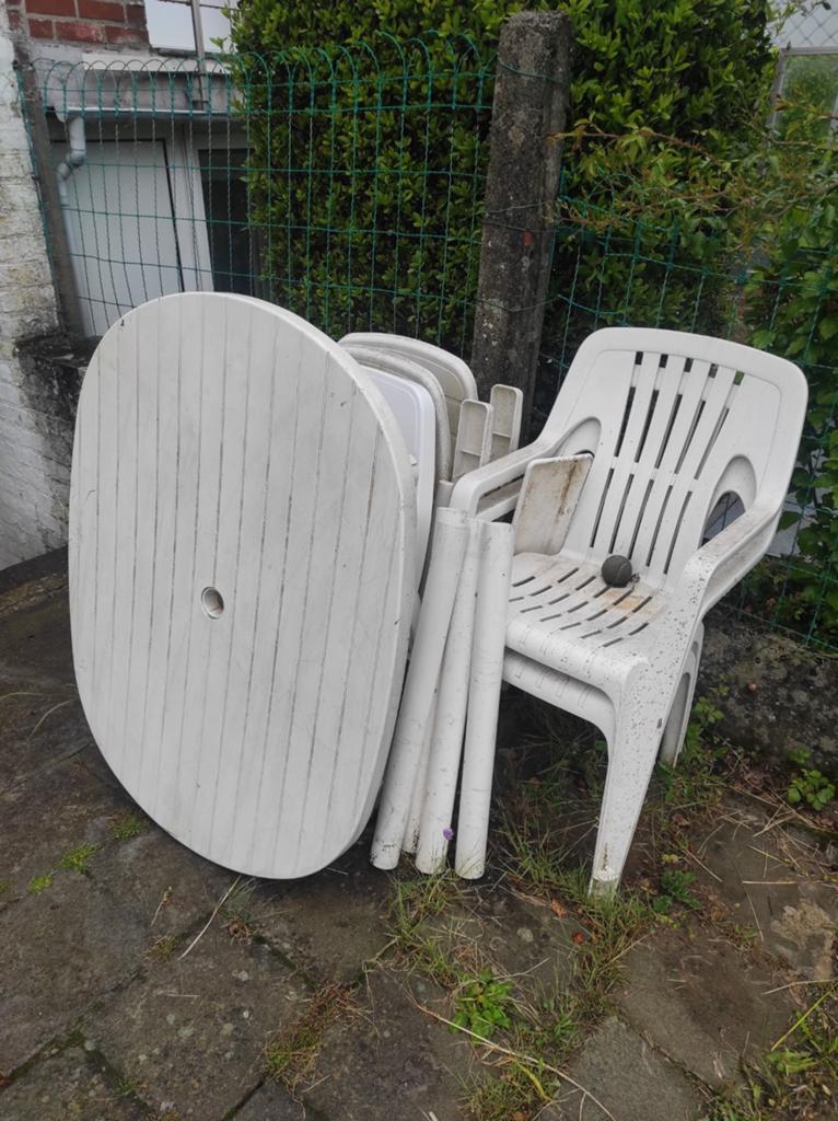 5 stoelen (3+2) en een tafel