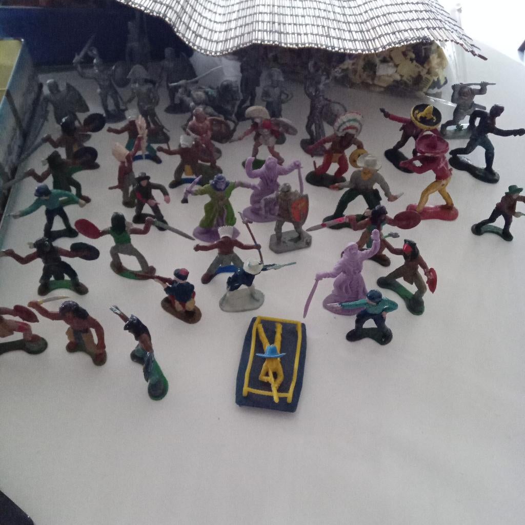 LOT DE FIGURINES ET D'ANIMAUX, Envoi