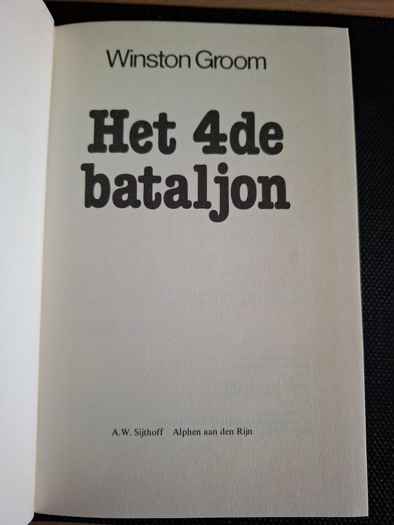Le 4e bataillon. Winston Groom. Housse de luxe., Livres, Enlèvement, Utilisé