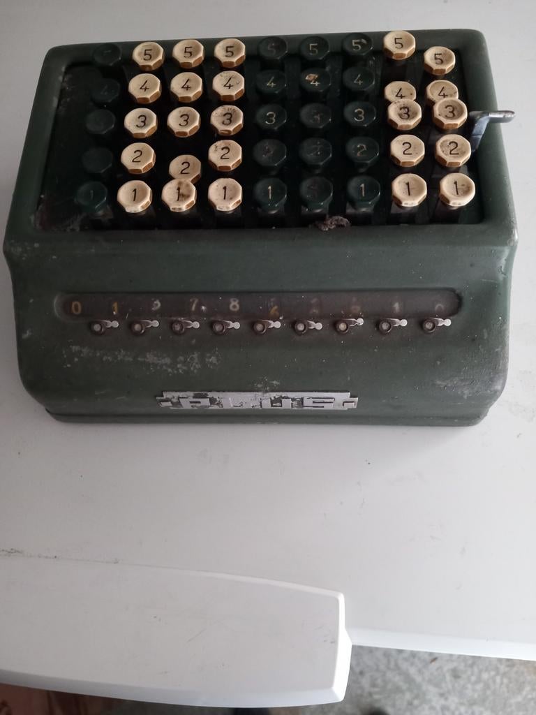 Très ancienne calculatrice  PLUS, pour collection, Enlèvement