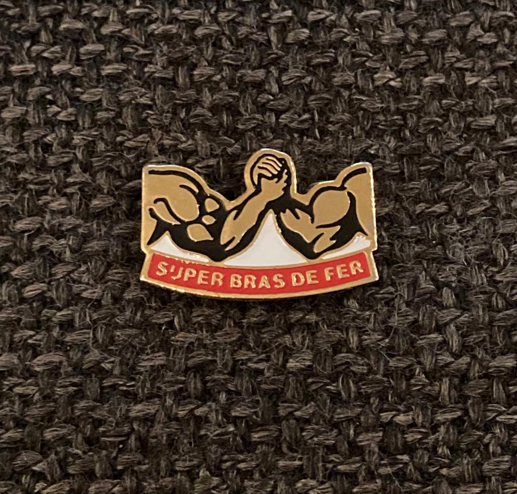 PIN - SUPER BRAS DE FER - ARMWORSTELEN - ARM WRESTLING, Envoi, Utilisé, Sport, Insigne ou Pin's
