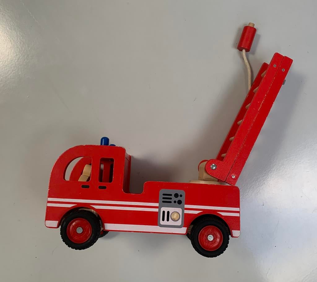 Houten brandweerwagen met mannetje, Ophalen, Zo goed als nieuw