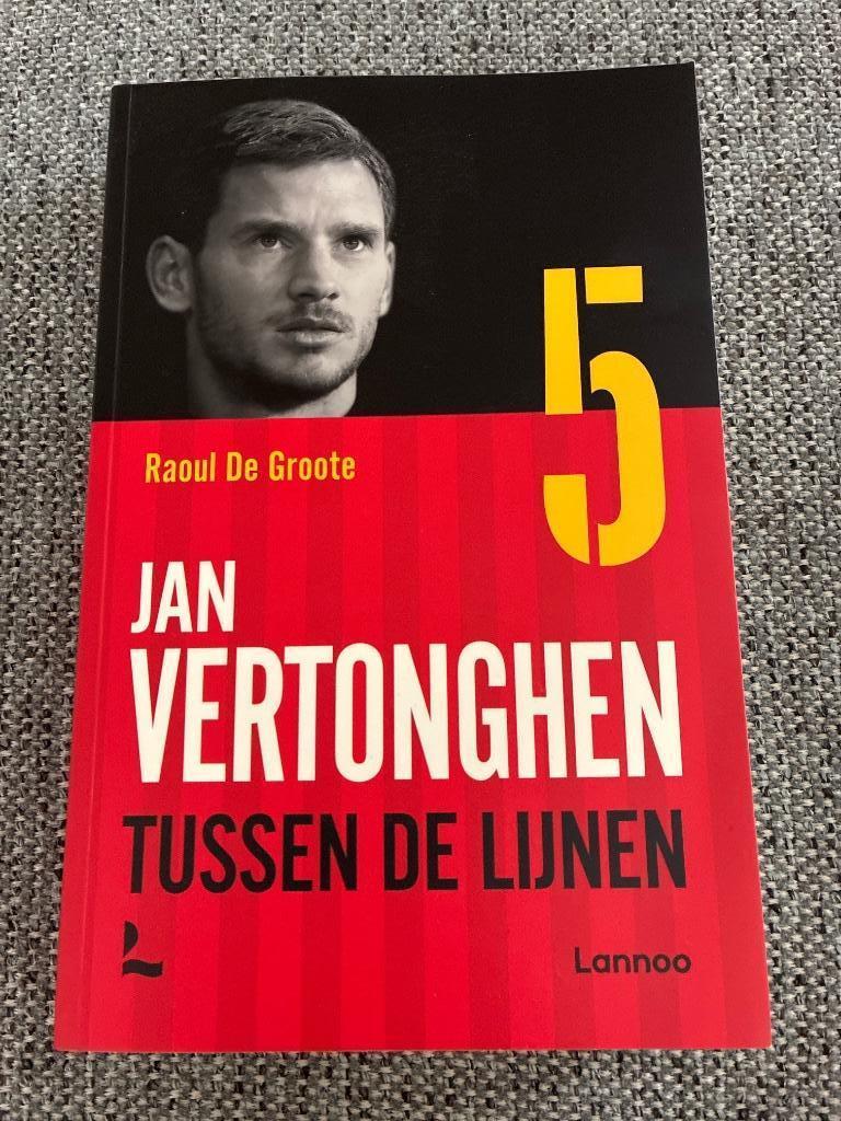 Boek Jan Vertonghen: tussen de lijnen, Nieuw, Ophalen of Verzenden, Raoul De Groote, Balsport