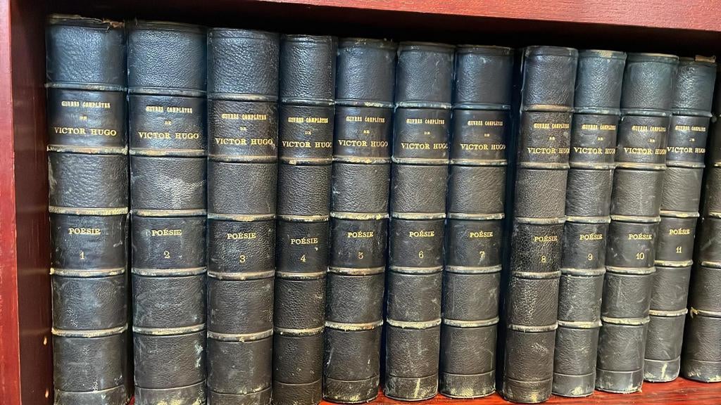 Victor Hugo 1888 12 volumes livres romans ancien antique, Bricolage & Construction, Panneaux solaires & Accessoires, Enlèvement ou Envoi