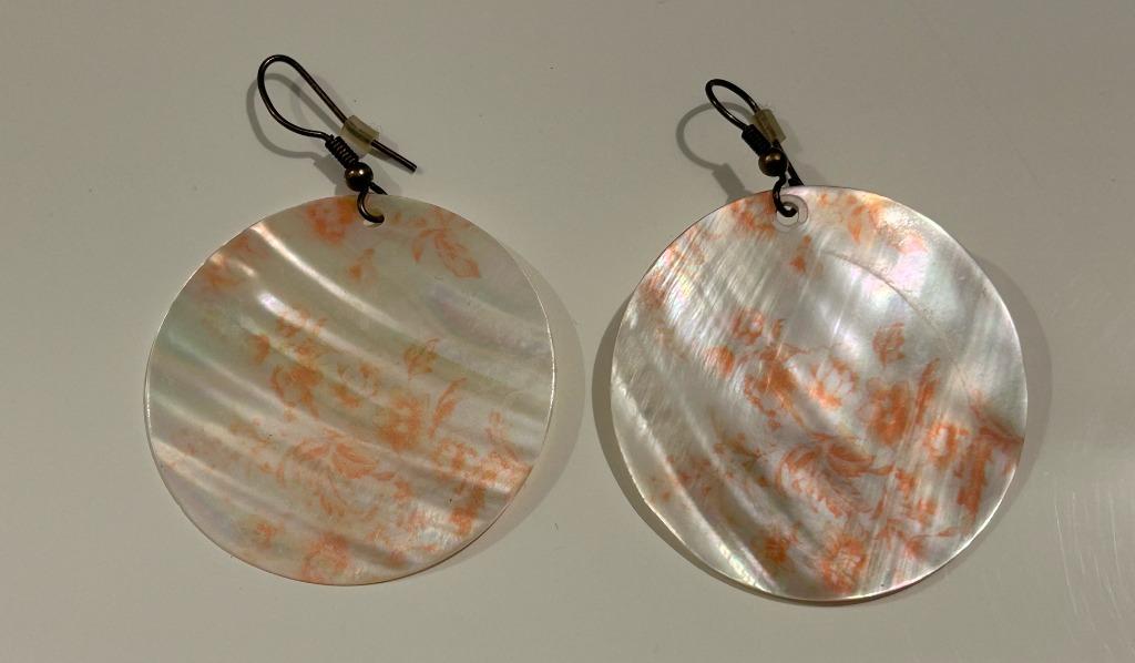 Ecru ronde oorringen met zalmkleurige bloemenprint, Handtassen en Accessoires, Oorbellen, Ophalen of Verzenden, Nieuw, Beige, Hangers