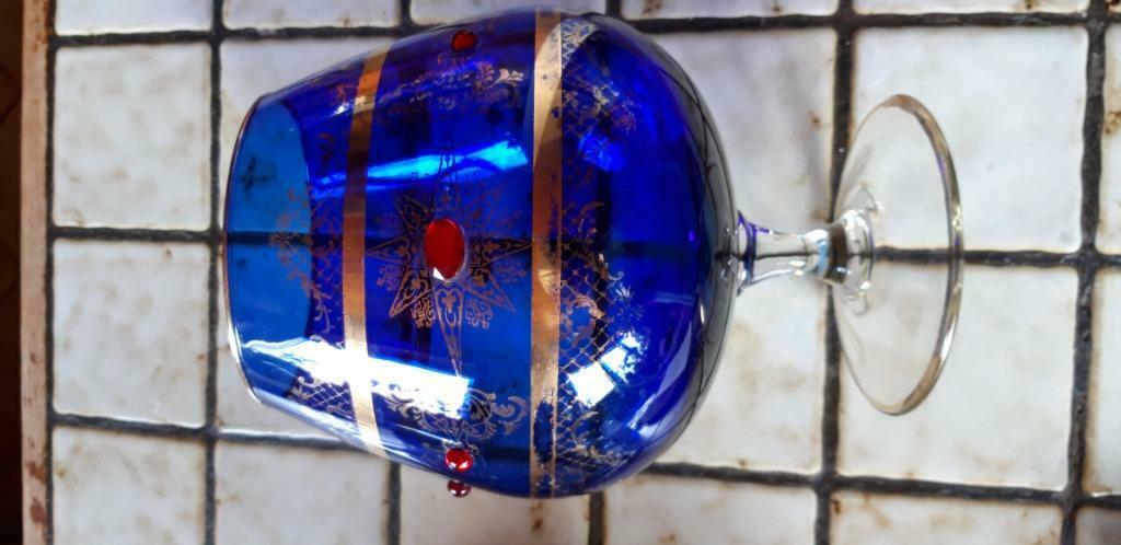 Vase en verre bleu et perles rouges, Enlèvement ou Envoi