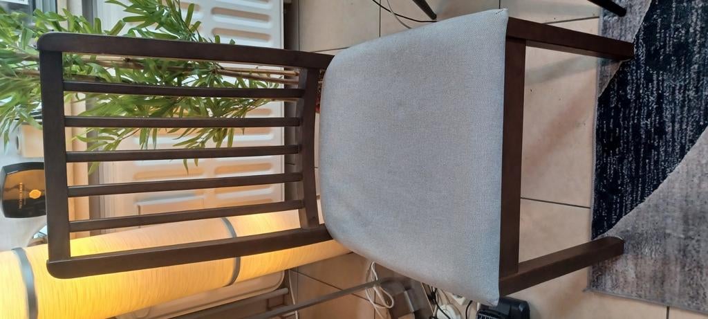 2 stoelen in kunststof met stoffen zitting, Huis en Inrichting, Stoelen, Ophalen, Zo goed als nieuw, Hout