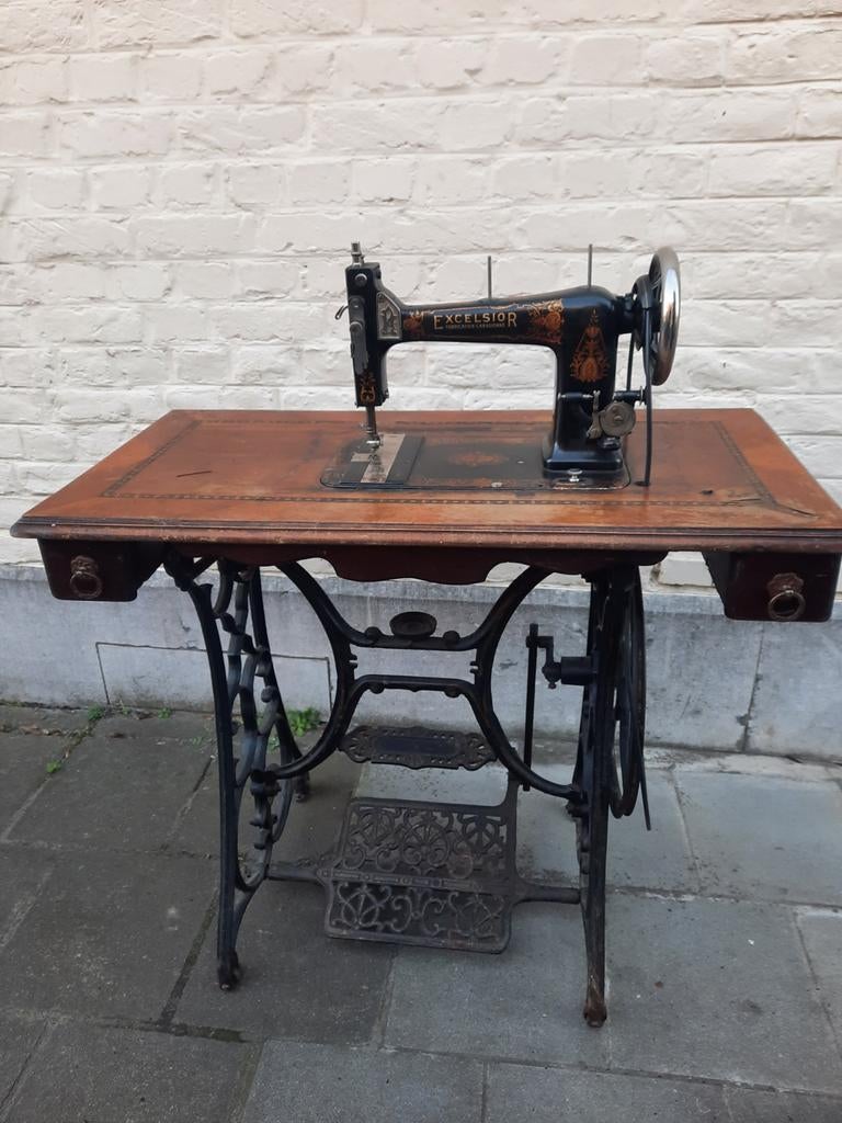 Excelsior naaimachine met riem, Naaimachine