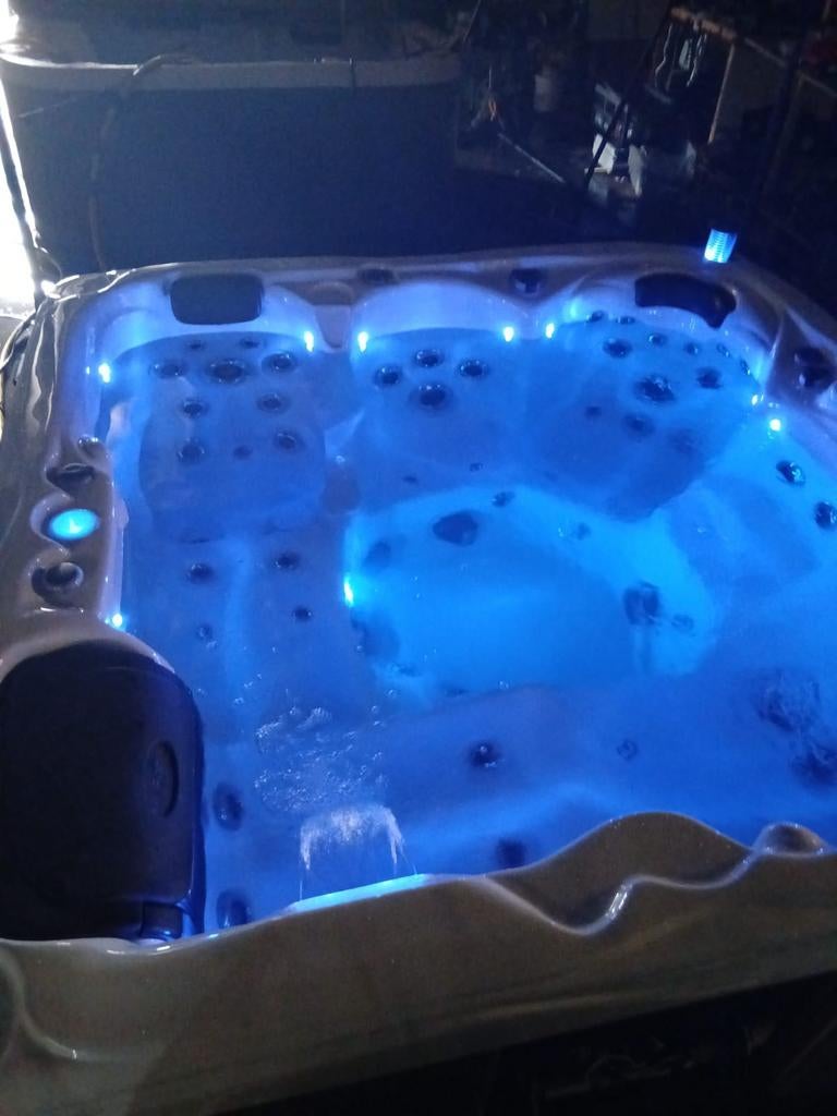 Jacuzzi gratis geleverd geplaatst, Ophalen of Verzenden