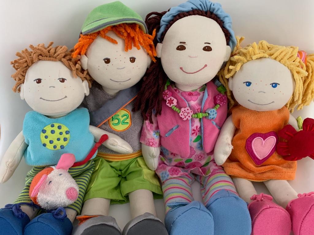 Geweldige poppenfamilie van HABA met veel kleertjes, Kinderen en Baby's, Speelgoed | Poppen, Ophalen of Verzenden, Zo goed als nieuw