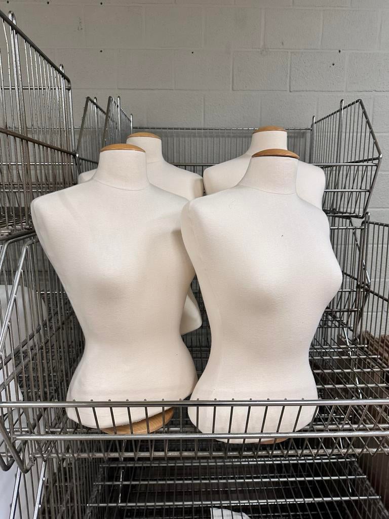 Bustes in hout met stof, Enlèvement, Utilisé
