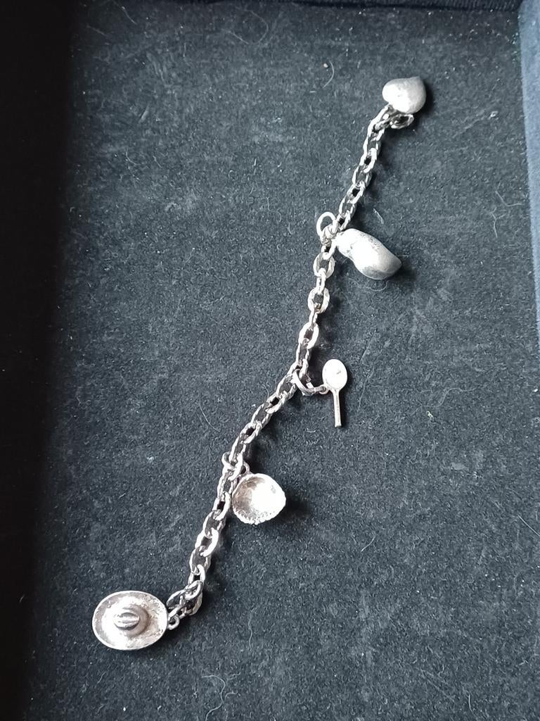 Magnifique bracelet en argent avec breloques, Enlèvement