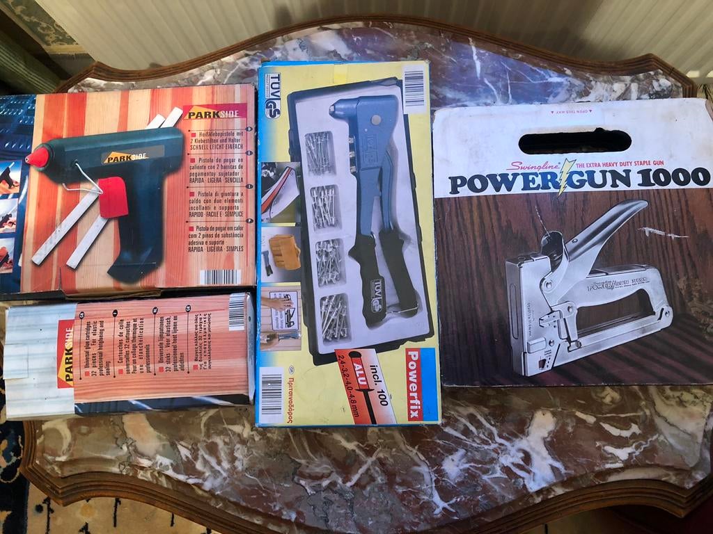 Lot pistolet a colle + pince riveter +agraffeuse, Hobby en Vrije tijd, Knutselen, Zo goed als nieuw, Ophalen of Verzenden