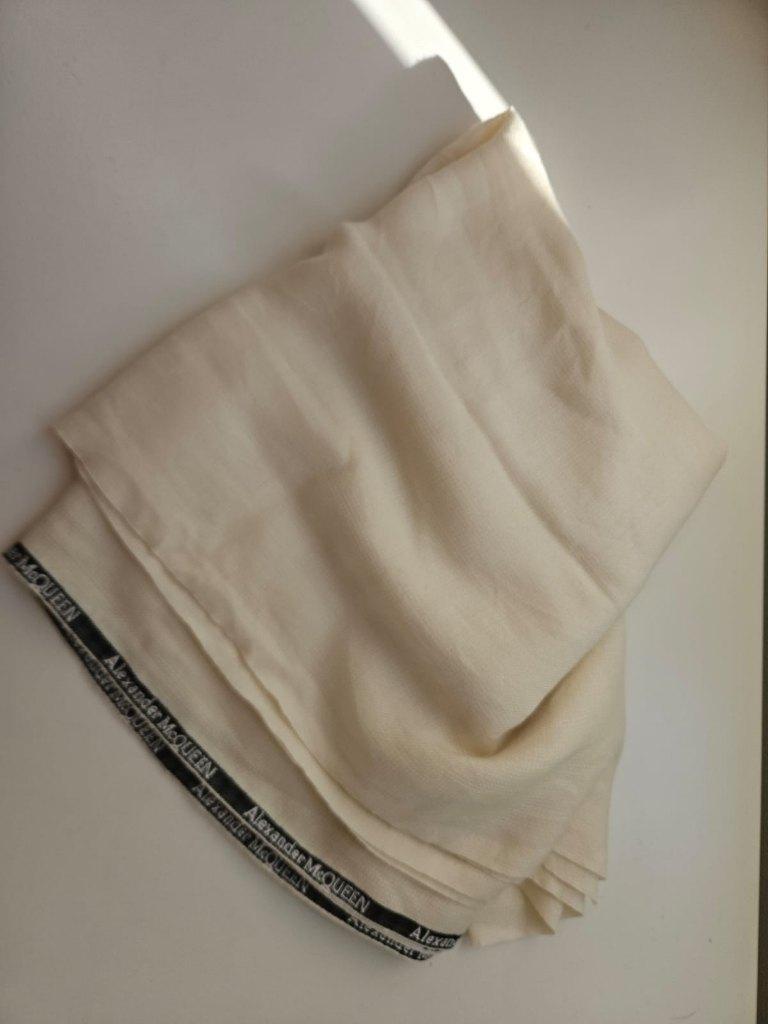 creme kleurige sjaal Alexander McQueen 70 x 200 cm, Ophalen of Verzenden, Gedragen, Sjaal