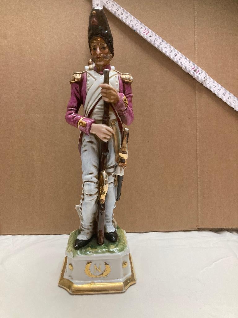Sculpture en porcelaine polychrome, Antiquités & Art, Antiquités | Porcelaine, Enlèvement